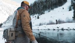 wędkarz nad górską rzeką